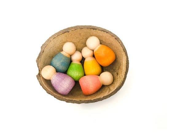 6 Bébés gnomes en bois pâles dans une coquille de noix de coco - Grapat